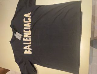 Camiseta Balenciaga Negra Logo Dorado