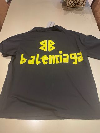 Camiseta Balenciaga Negra Logo Dorado