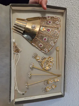 2 Peinetas y Abalorios Dorados