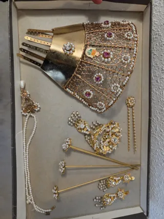 2 Peinetas y Abalorios Dorados