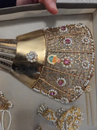 2 Peinetas y Abalorios Dorados