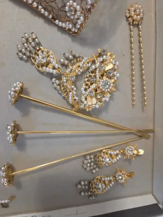 2 Peinetas y Abalorios Dorados