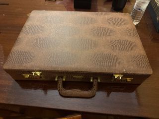 Maletín de piel marrón con detalles dorados