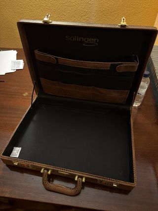 Maletín de piel marrón con detalles dorados