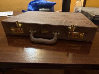 Maletín de piel marrón con detalles dorados