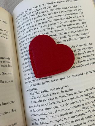 Marcador de página corazón rojo