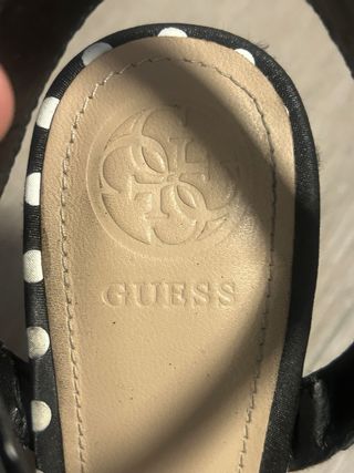 Sandalias Guess Cuña Lunares Negro/Blanco