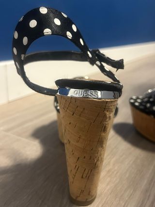 Sandalias Guess Cuña Lunares Negro/Blanco