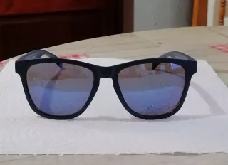 Gafas de sol negras con lentes azules