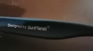 Gafas de sol negras con lentes azules