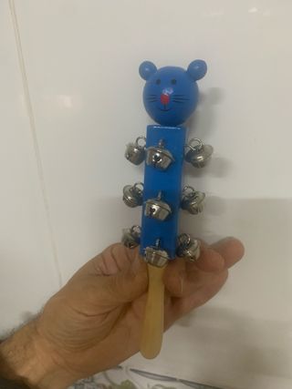 Sonajero azul con cascabeles. ratoncito con madera