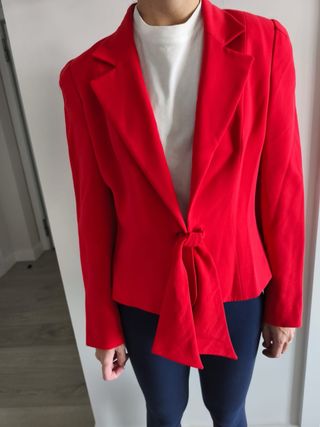 Chaqueta roja con lazada