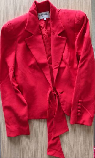 Chaqueta roja con lazada