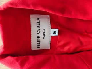 Chaqueta roja con lazada