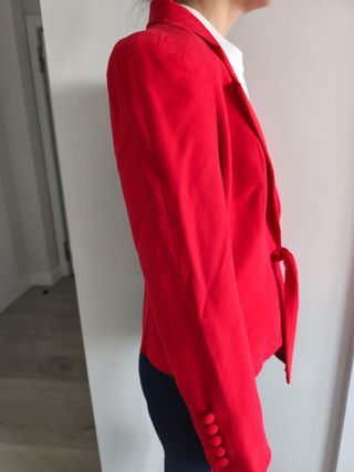 Chaqueta roja con lazada
