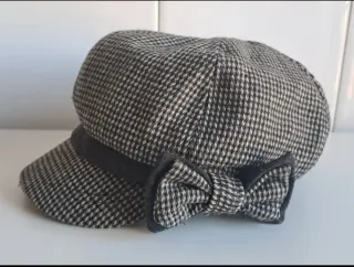 Gorra de cuadros con lazo