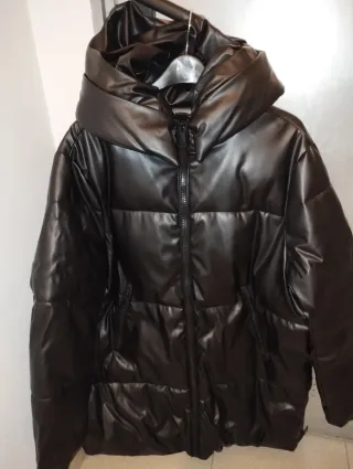 Abrigo acolchado negro con capucha