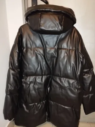 Abrigo acolchado negro con capucha