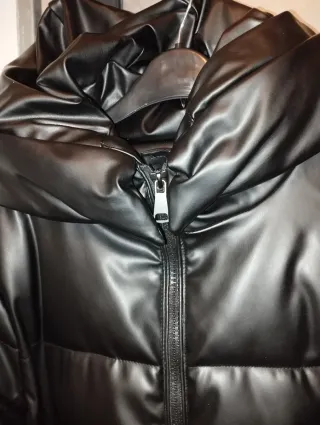 Abrigo acolchado negro con capucha