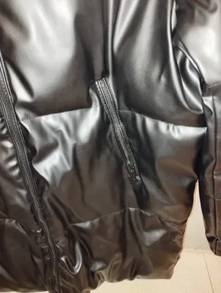 Abrigo acolchado negro con capucha