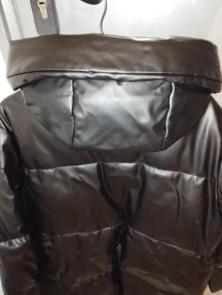 Abrigo acolchado negro con capucha