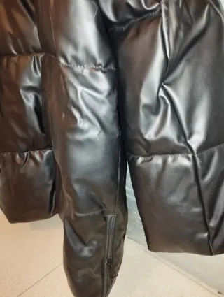 Abrigo acolchado negro con capucha