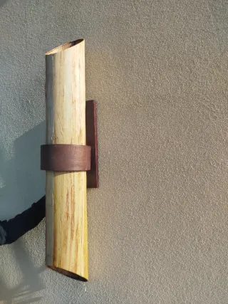 Lampada da parete in legno e foglie di banano