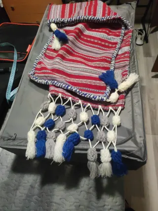 Manta Fallera de color rojo  , azul y gris.