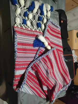 Manta Fallera de color rojo  , azul y gris.