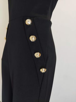 Mono negro fiesta con botones dorados