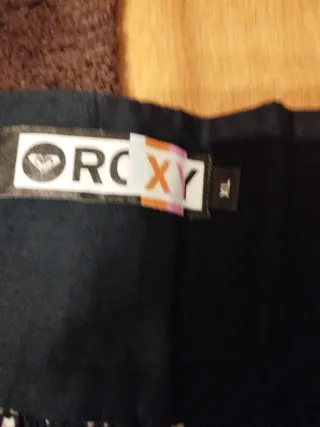 Falda Roxy negra con estampado floral