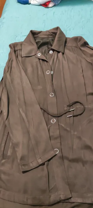 Parka ligera verde militar con bordado