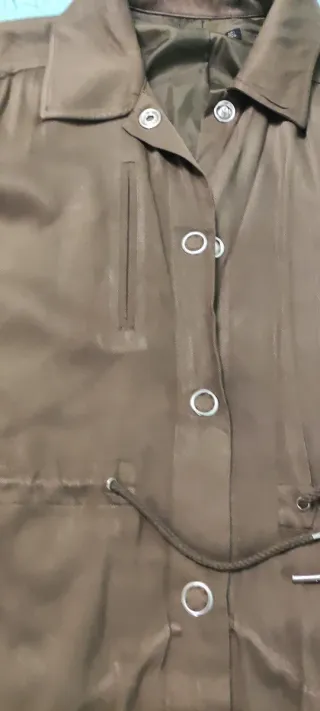 Parka ligera verde militar con bordado