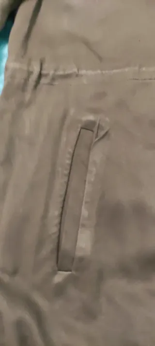 Parka ligera verde militar con bordado