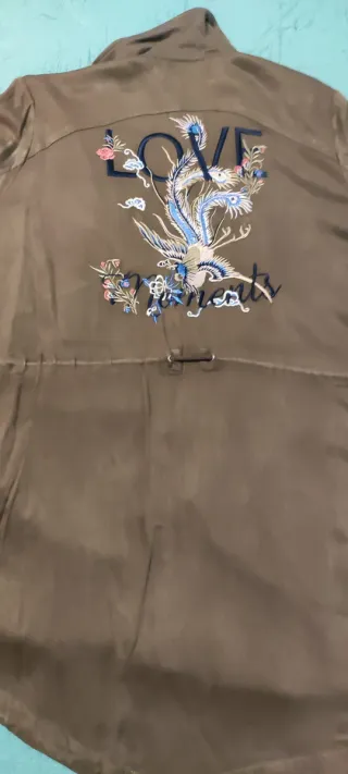 Parka ligera verde militar con bordado