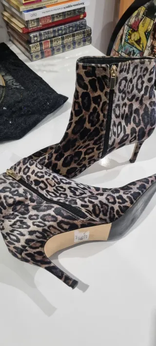 Botines tacón fiesta cremallera leopardo