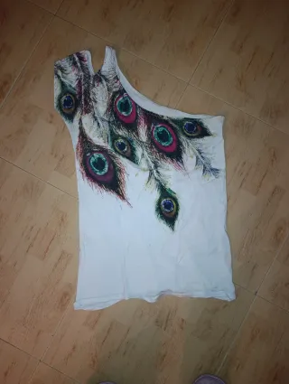 Camisa blanca con estampado de plumas