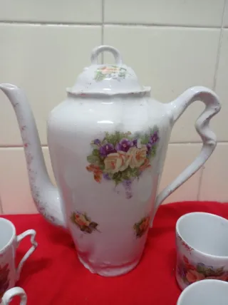 Caffettiera e 6 tazze in porcellana antica