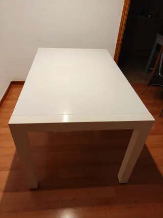 Mesa de comedor blanca de madera