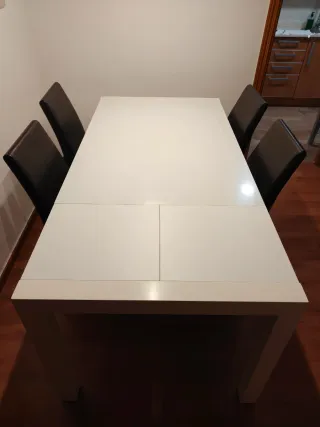 Mesa de comedor blanca de madera