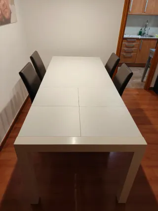 Mesa de comedor blanca de madera