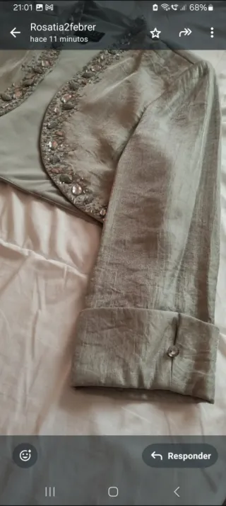 Vestido de fiesta gris perla con torera