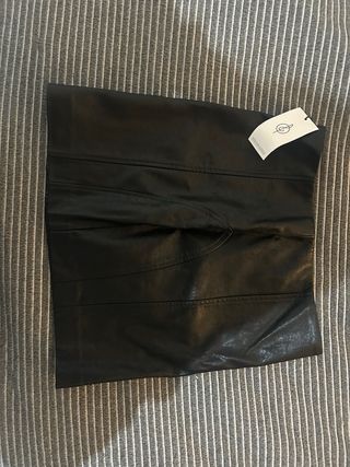 Falda negra Stradivarius