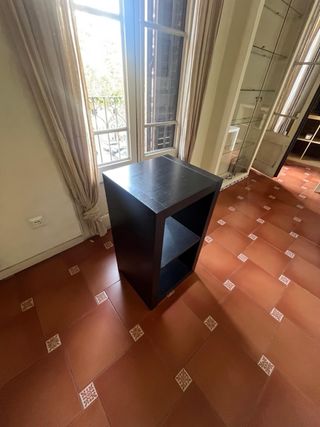 Estantería de madera negra