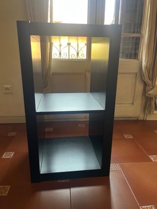 Estantería de madera negra