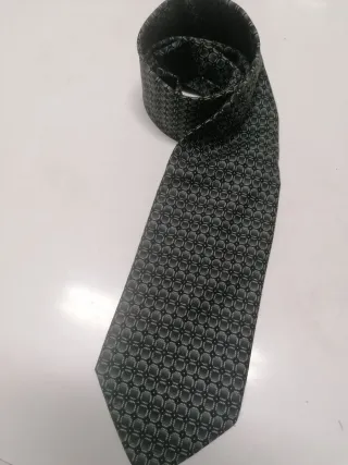 Gravata preta e cinza com padrão