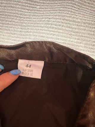 Blusa de raso marrón