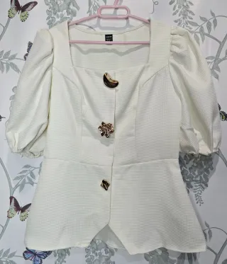 Blusa color crema con Botones Dorados