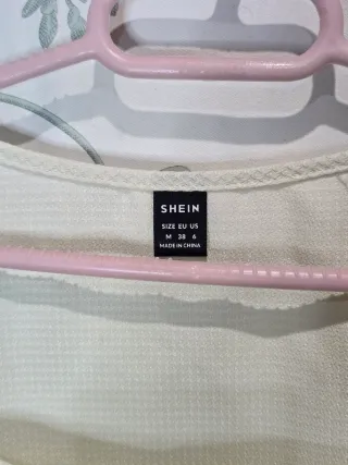 Blusa color crema con Botones Dorados