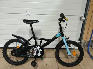 Bicicleta infantil con ruedines